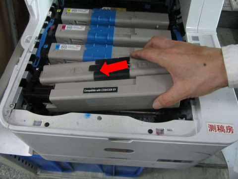 480px-Installation_Instruction_for_OKI_C330_-_Image_1.jpg